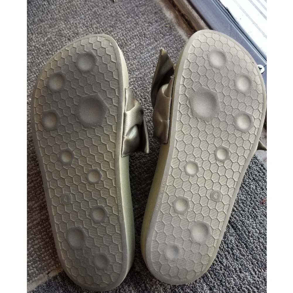 Fenty slides - Picture 2 of 2